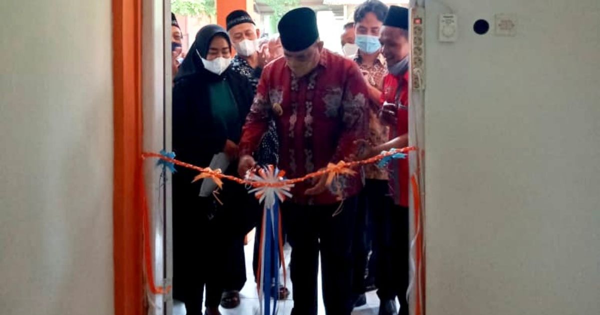 Kegiatan pemotongan pita sebagai tanda diresmikannya laboratorium baru, khusus untuk kegiatan pembelajaran Program Kelas Industri Gamelab