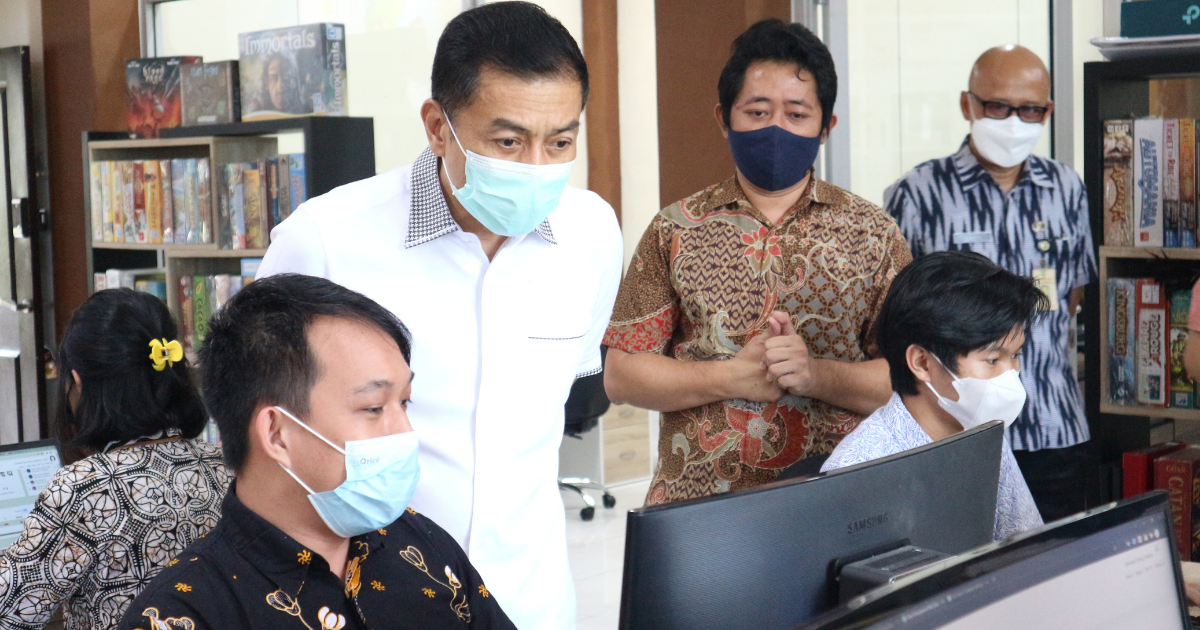 Serius mendengarkan penjelasan dari tim Gamelab