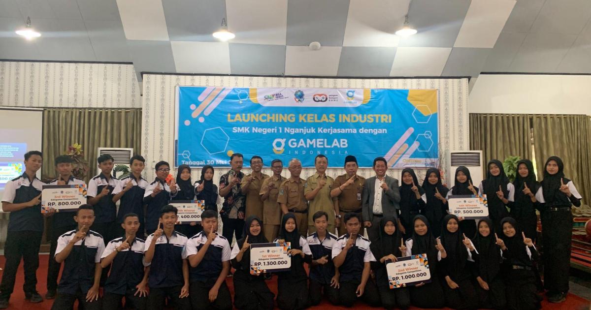 Para Pemenang EduGame Competition berfoto bersama jajaran Dinas Pendidikan Prov. Jawa Timur dan CEO GAMELAB.ID