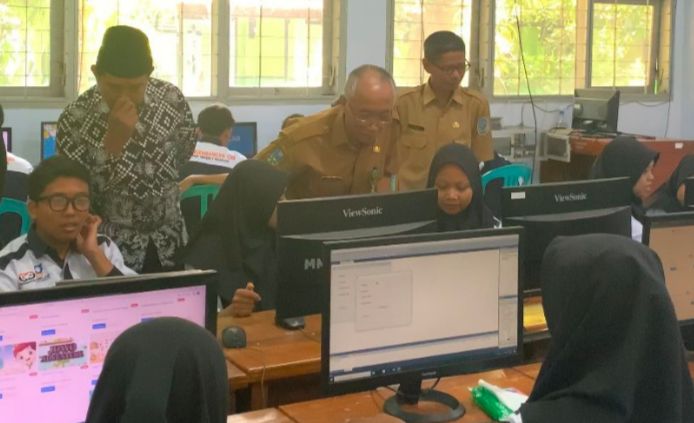 Bapak Suhadi, S.Pd meninjau suasana LAB yang baru saja diresmikan.