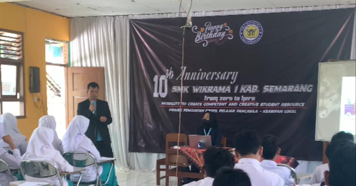 Kak Eka Menjelaskan Materi Seminar Guru Tamu - GAMELAB.ID
