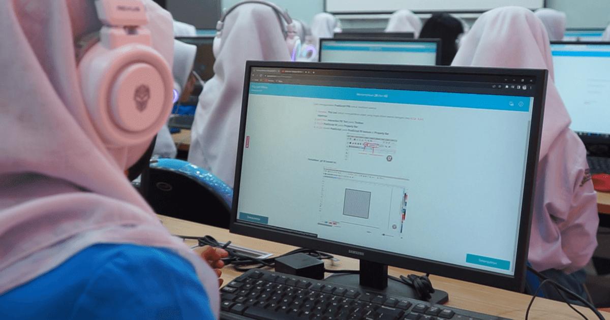 Seorang Siswi sedang Fokus Mengikuti Pelatihan - GAMELAB.ID