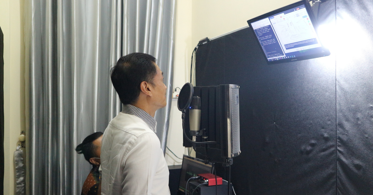 Proses rekaman suara berlangsung
