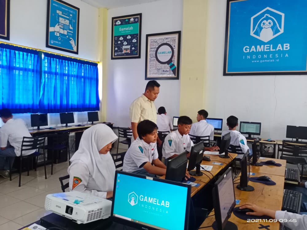 Laboratorium Komputer SMK Plus Almaarif Singosari