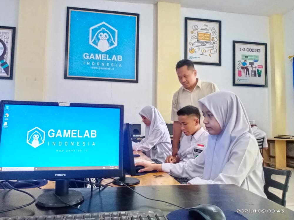 Kegiatan Pembelajaran Kelas Industri SMK Plus Almaarif Singosari didampingi oleh Guru