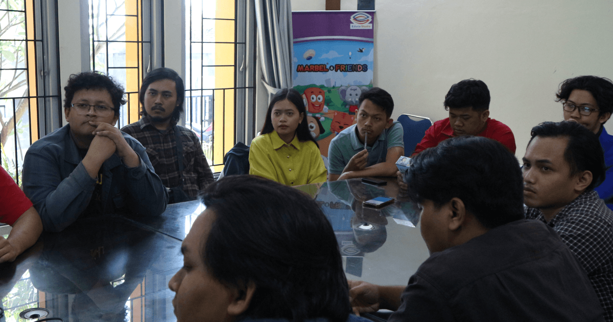 Foto : Diskusi para peserta magang setiap hari Jumat