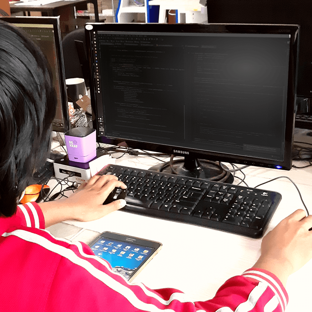 Gambar : Programer dengan keahlian mengetik