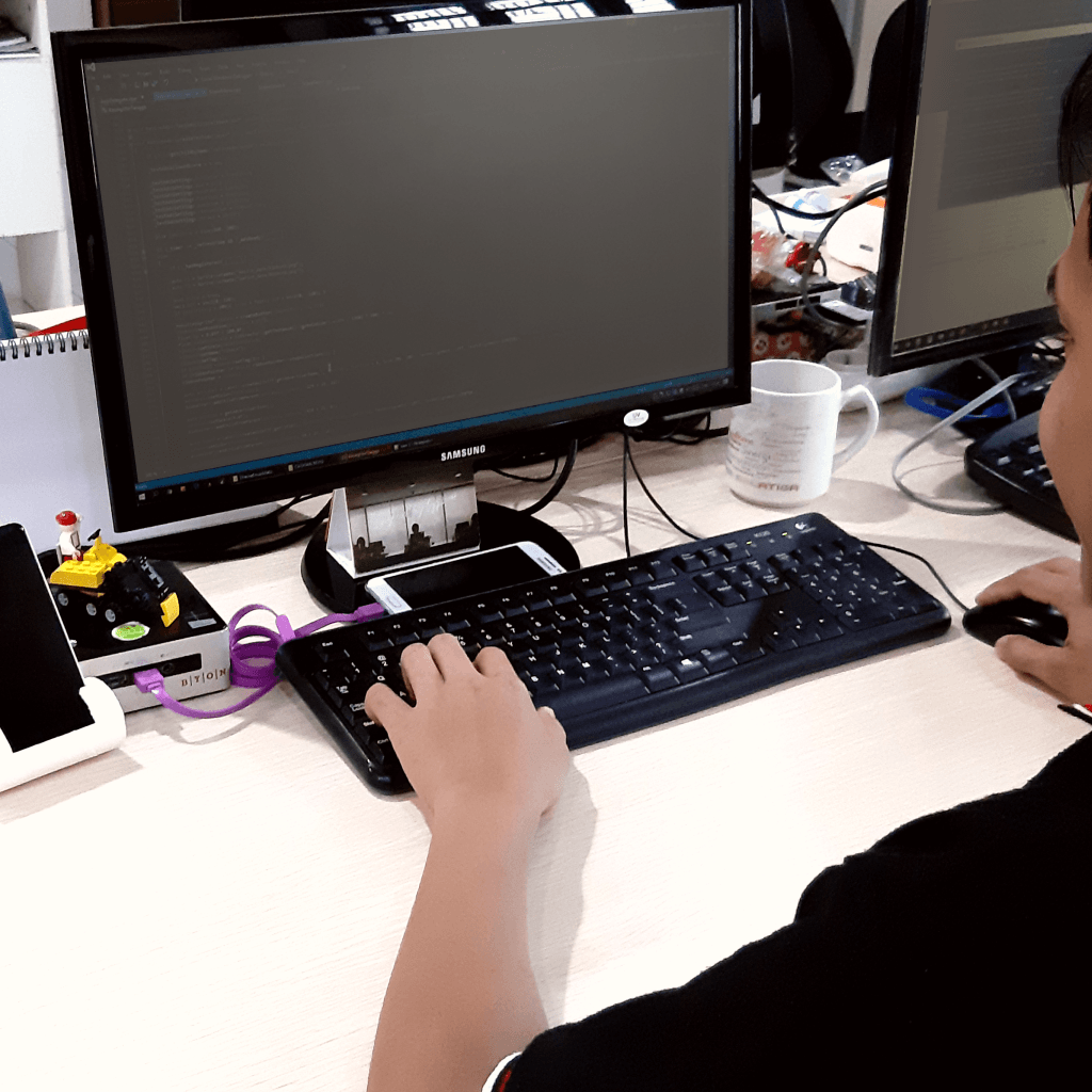 Gambar : Programer dengan keahlian mengetik