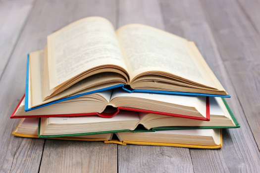 Sumber : https://www.pe.com/2018/11/25/a-lifetime-of-reading-and-writing-is-reflected-in-house-full-of-books-magazines-newspapers/