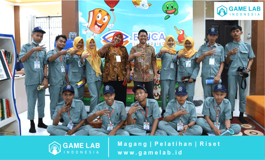 Foto : Foto bareng di depan gambar Marbel