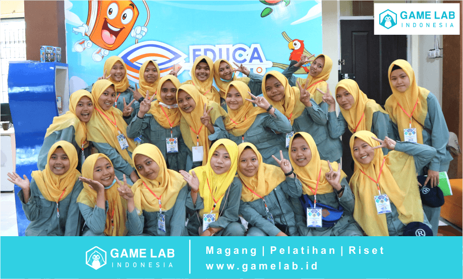 Foto : Foto bareng di depan gambar Marbel