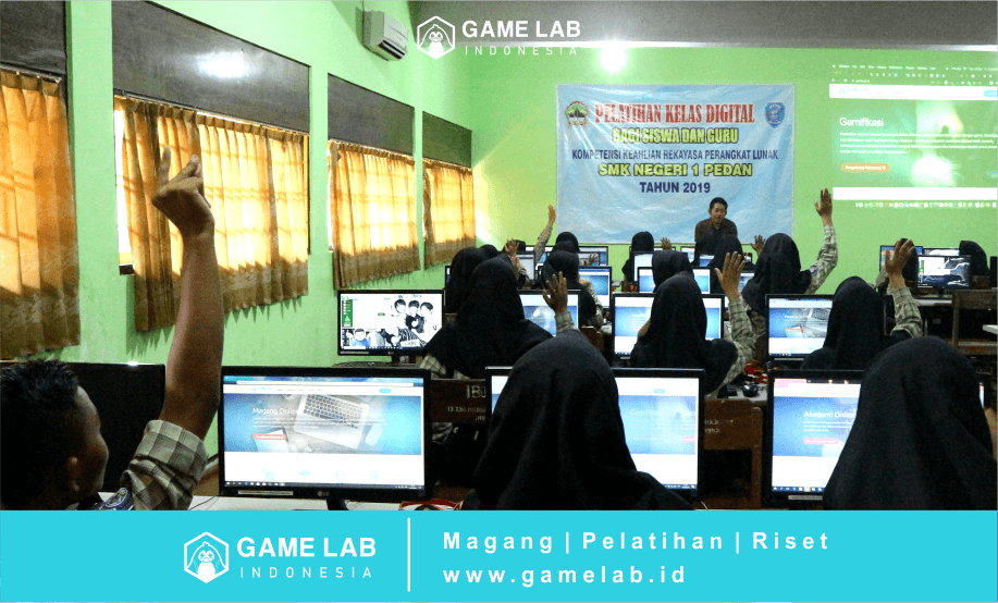 Foto : Antusias siswa saat ada pertanyaan dari pembicara
