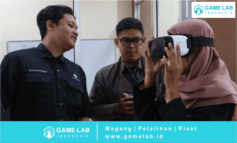 Foto : Siswa mencoba menggunakan VR