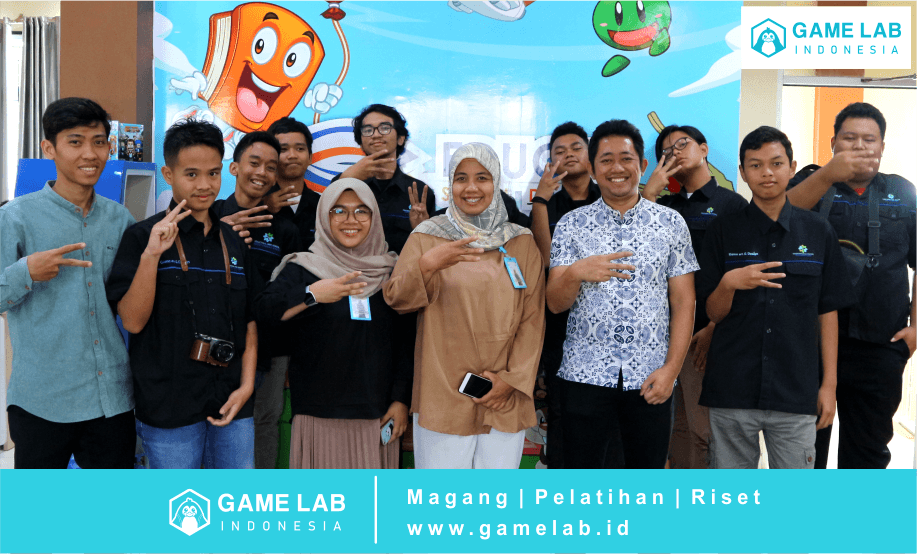 Foto : Foto bersama di dalam kantor Educa Studio