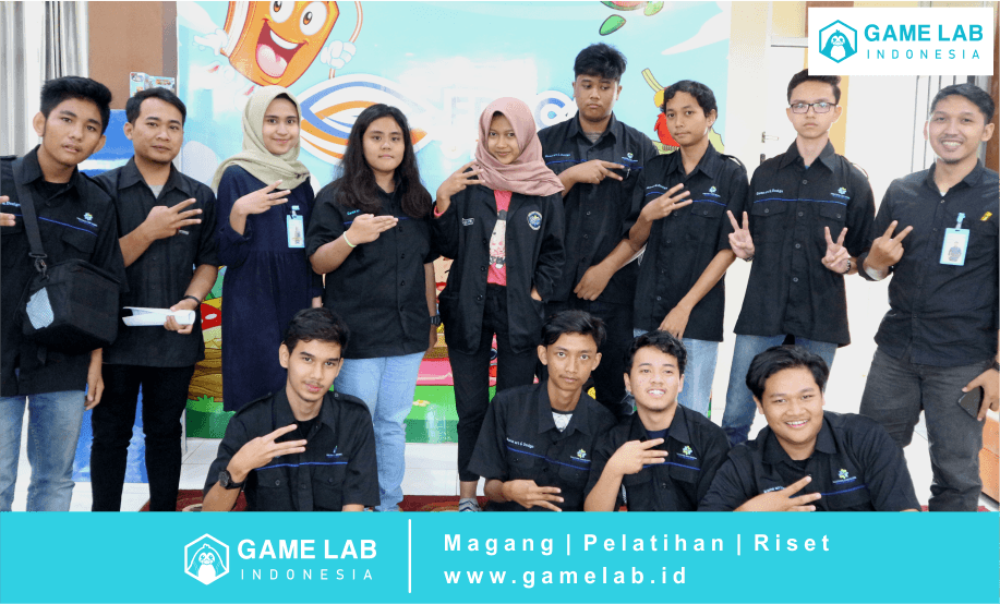 Foto : Foto bersama di dalam kantor Educa Studio