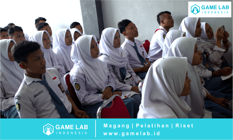 Foto : Peserta Kunjungan Industri Mendengarkan Seminar