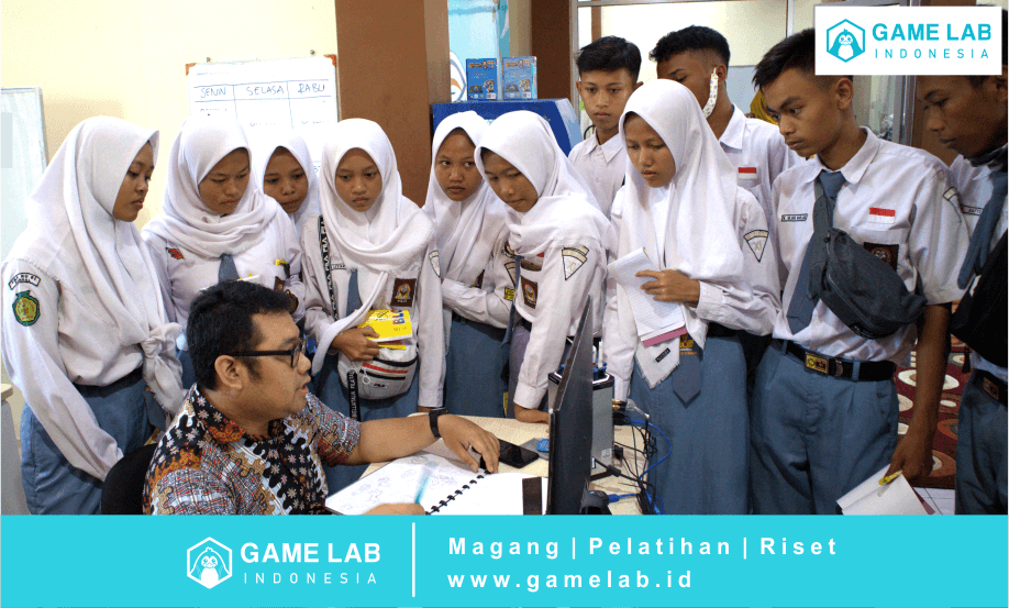 Foto : Peserta kunjungan industri melihat proses pembuatan aset