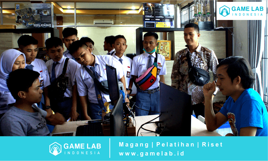 Foto : Peserta kunjungan industri melihat proses programing game