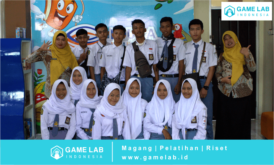 Foto : Foto bersama di ruang Kerja Educa Studio