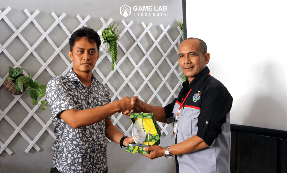 Foto : Penyerahan kenang-kenangan dari sekolah