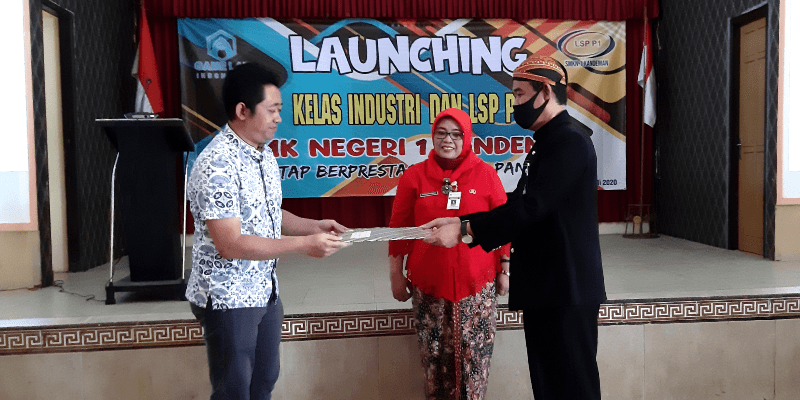 Foto : Penyerahan Dokumen