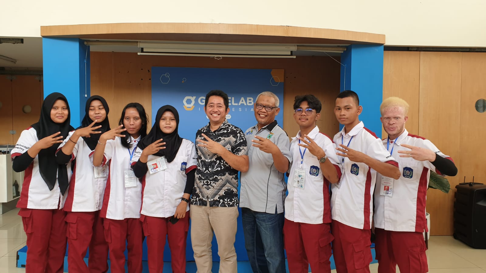 Dokumentasi Peserta Bersama Kepala Sekolah SMK N 3 Sorong dan Direktur PT. Educa Sisfomedia Indonesia