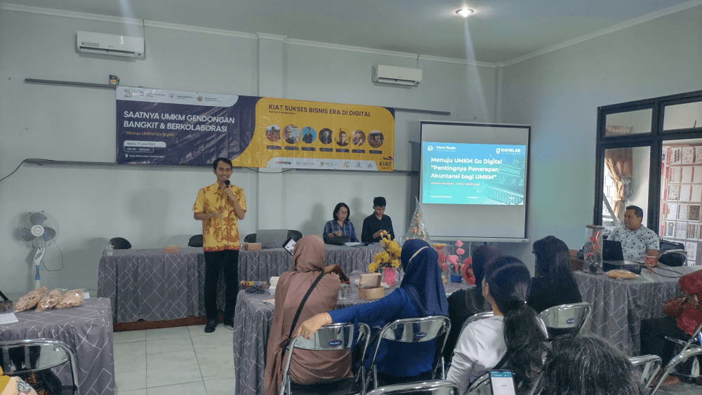 Dokumentasi sesi pemaparan oleh Trainer Aditama Dewantara