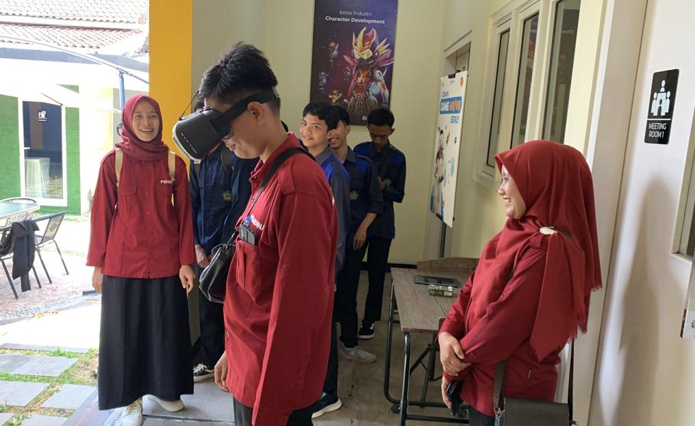 Dok. Tim Gamelab Indonesia - SMK NU Buay Madang Mencoba Game Virtual Reality Educa Studio