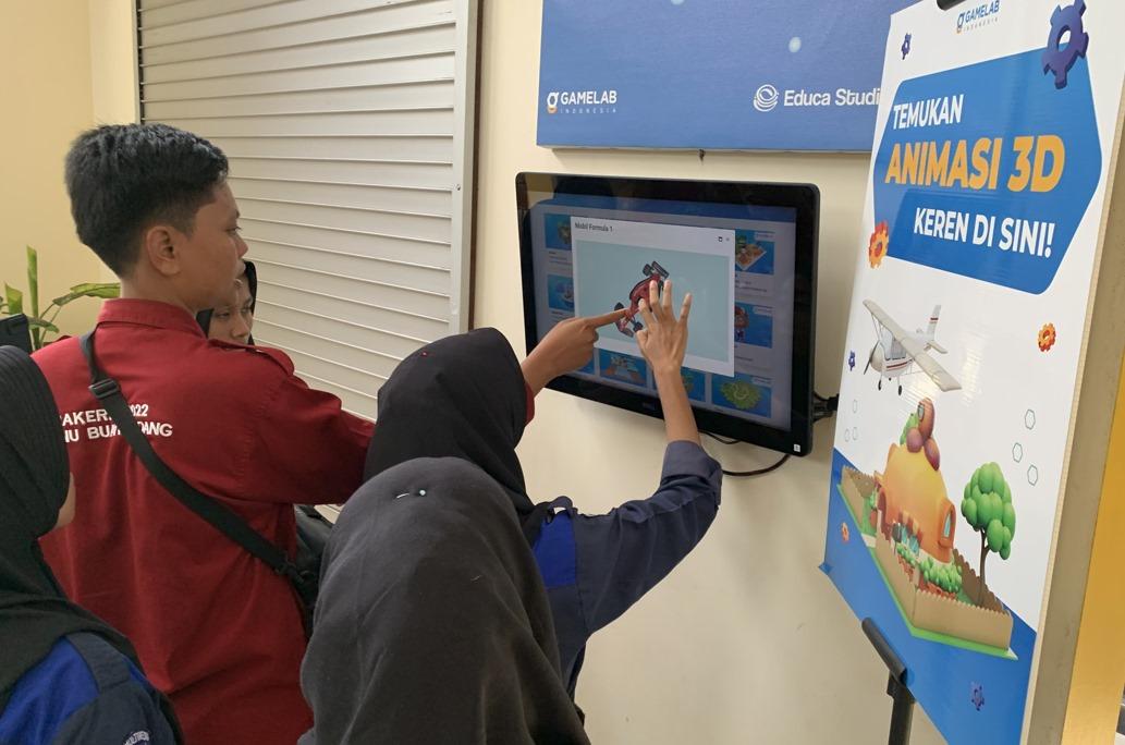 Dok. Tim Gamelab - SMK NU Buay Madang Mencoba Karya Peserta Magang dari Gamelab Indonesia