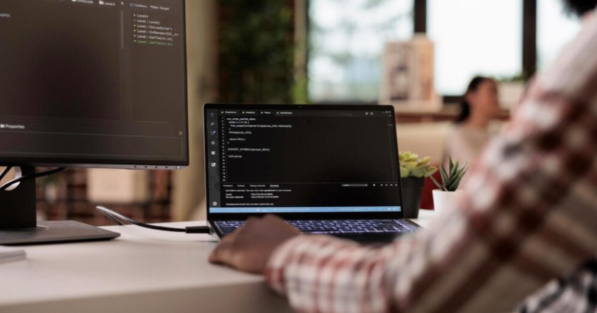Sumber Freepik: Pengertian Programmer dan Web Developer - Gamelab.ID