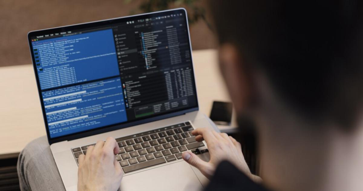 Sumber Freepik: 10 Skill Wajib Web Developer Tahun 2024 - Gamelab.ID