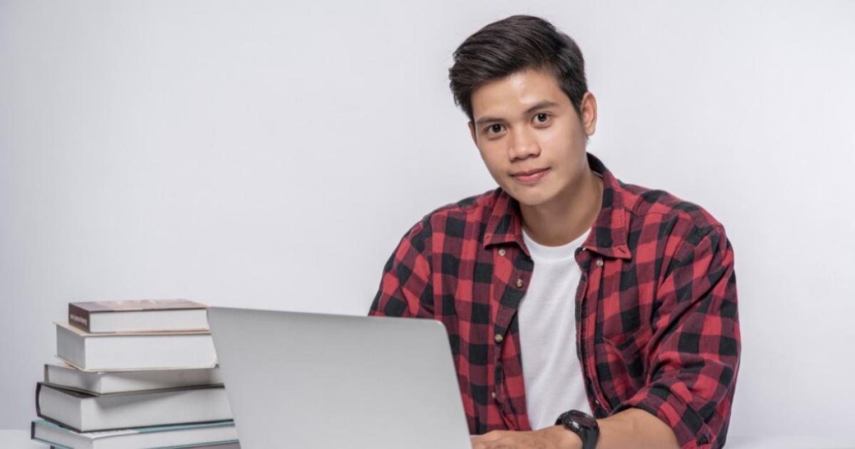 Sumber Freepik: 15 Alasan Anak SMK Mengapa Harus Masuk Kelas Industri - Gamelab.ID