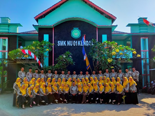 Tampak depan SMK NU 01 Kendal beserta guru dan seluruh manajemen