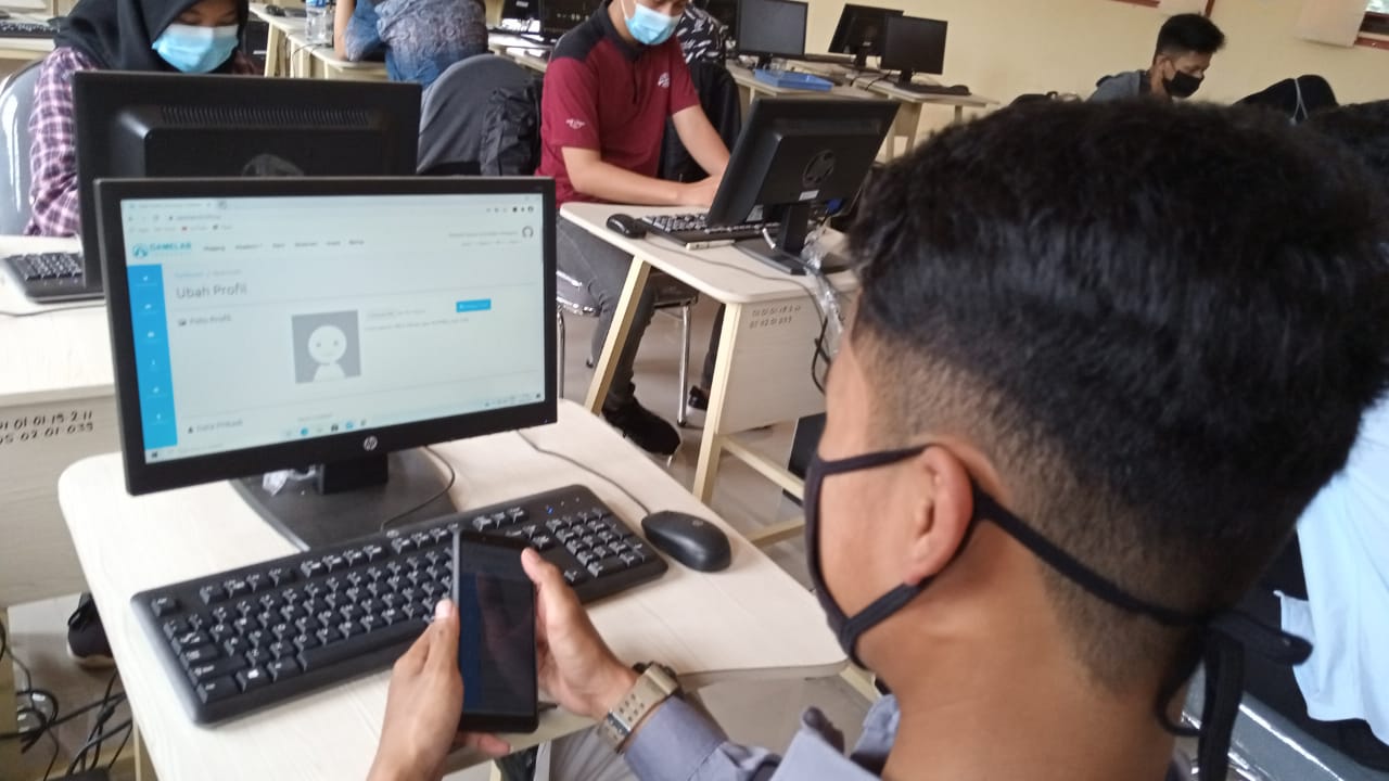 Siswa SMK N 1 Kandeman sedang berada di kelas industri Gamelab