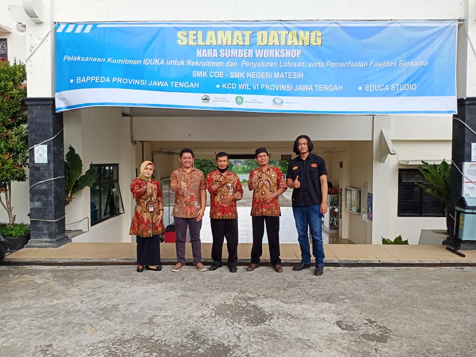 Foto bersama Kepsek SMK Negeri Matesih, Manajemen dan Direktur Gamelab