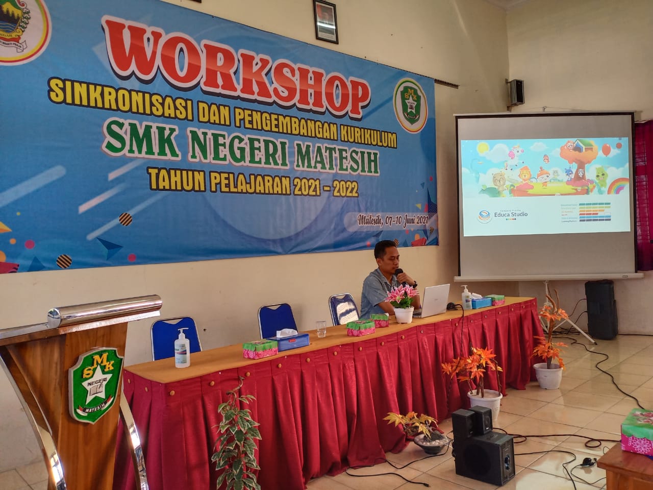 Bapak Andi Saputro dari Gamelab sedang menyampaikan materi Workshop