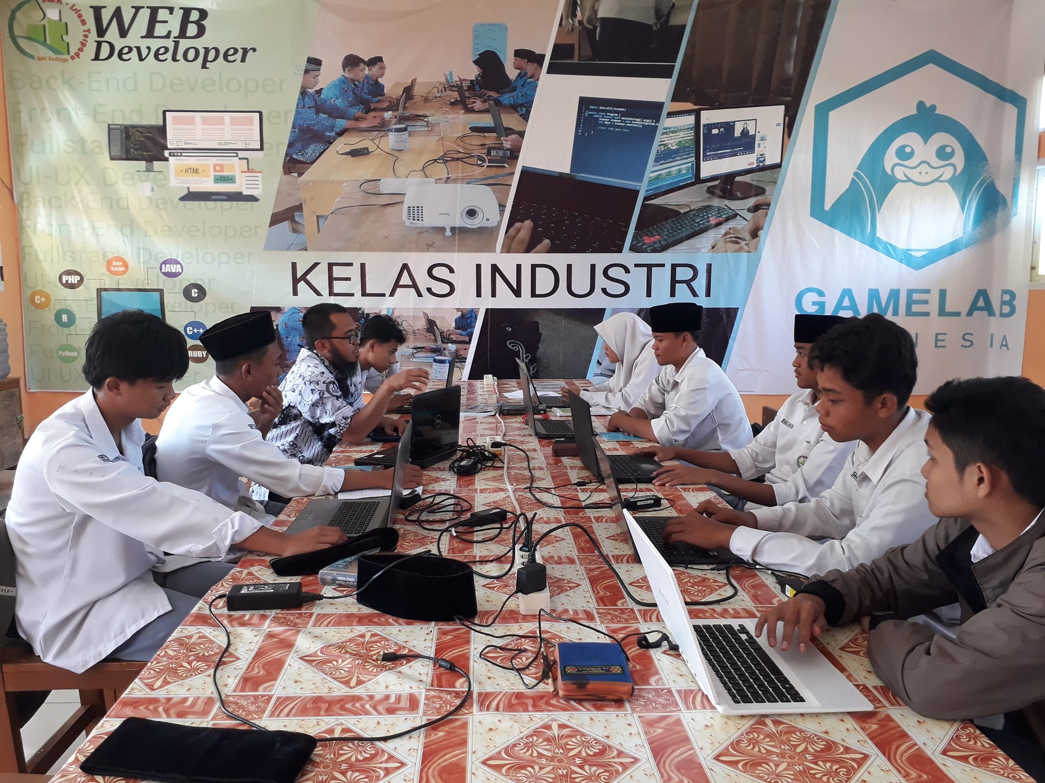 Laboratorium Komputer Kelas Industri Gamelab di SMK IT Rabbi Radhiya