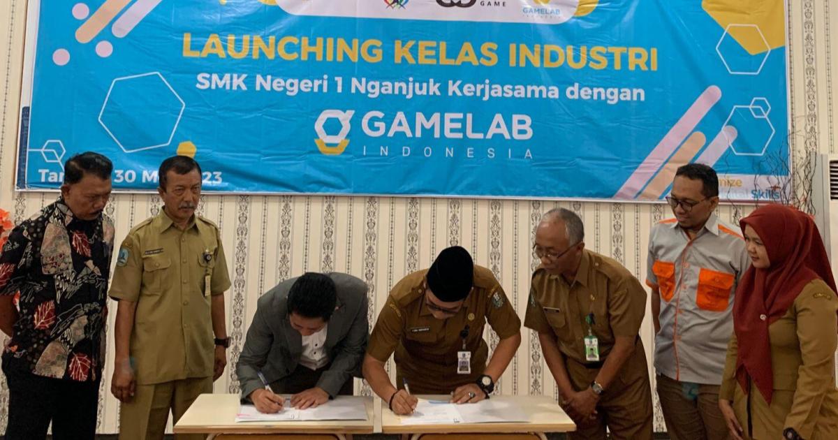 Proses penandatanganan PKS oleh CEO GAMELAB.ID Bapak Andi Taru, S.Kom., M.Cs. dan Kepala Sekolah, Bapak Drs. Heru Hertanto, M.Pd.