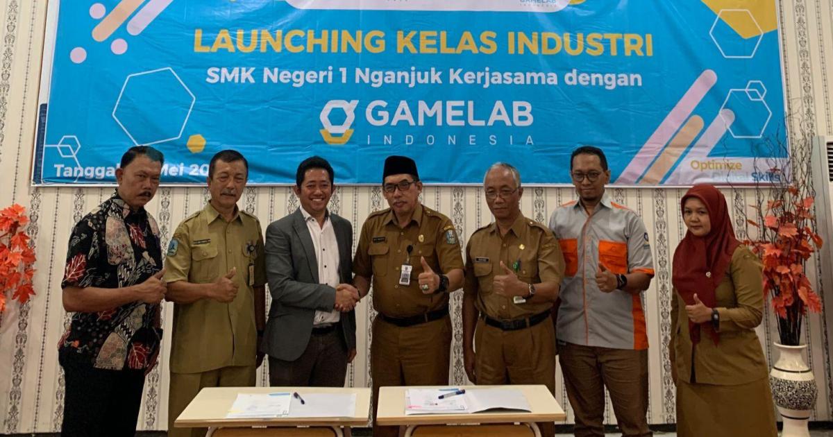 CEO GAMELAB.ID, Bapak Andi Taru, S.Kom., M.Cs. berjabat tangan bersama Kepala Sekolah, Bapak Drs. Heru Hertanto, M.Pd. usai menandatangani kerja sama.