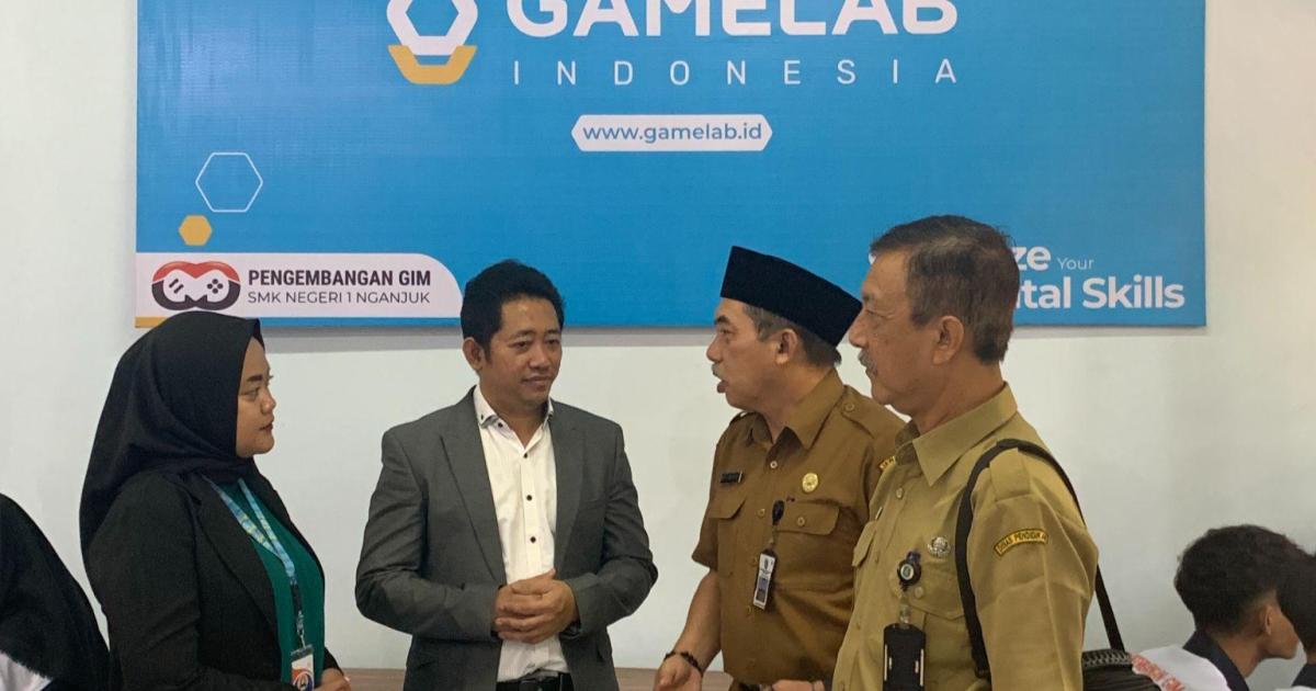 CEO GAMELAB.ID, Bapak Andi Taru, S.Kom., M.Cs. sedang berbincang dengan Kepala Sekolah, Bapak Drs. Heru Hertanto, M.Pd.