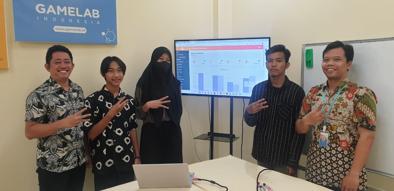 Presentasi Aplikasi HRIS oleh Peserta Bootcamp