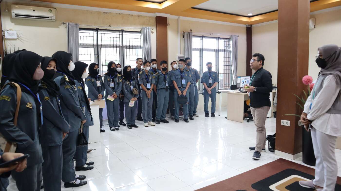 Kegiatan Kunjungan Industri di Educa Studio