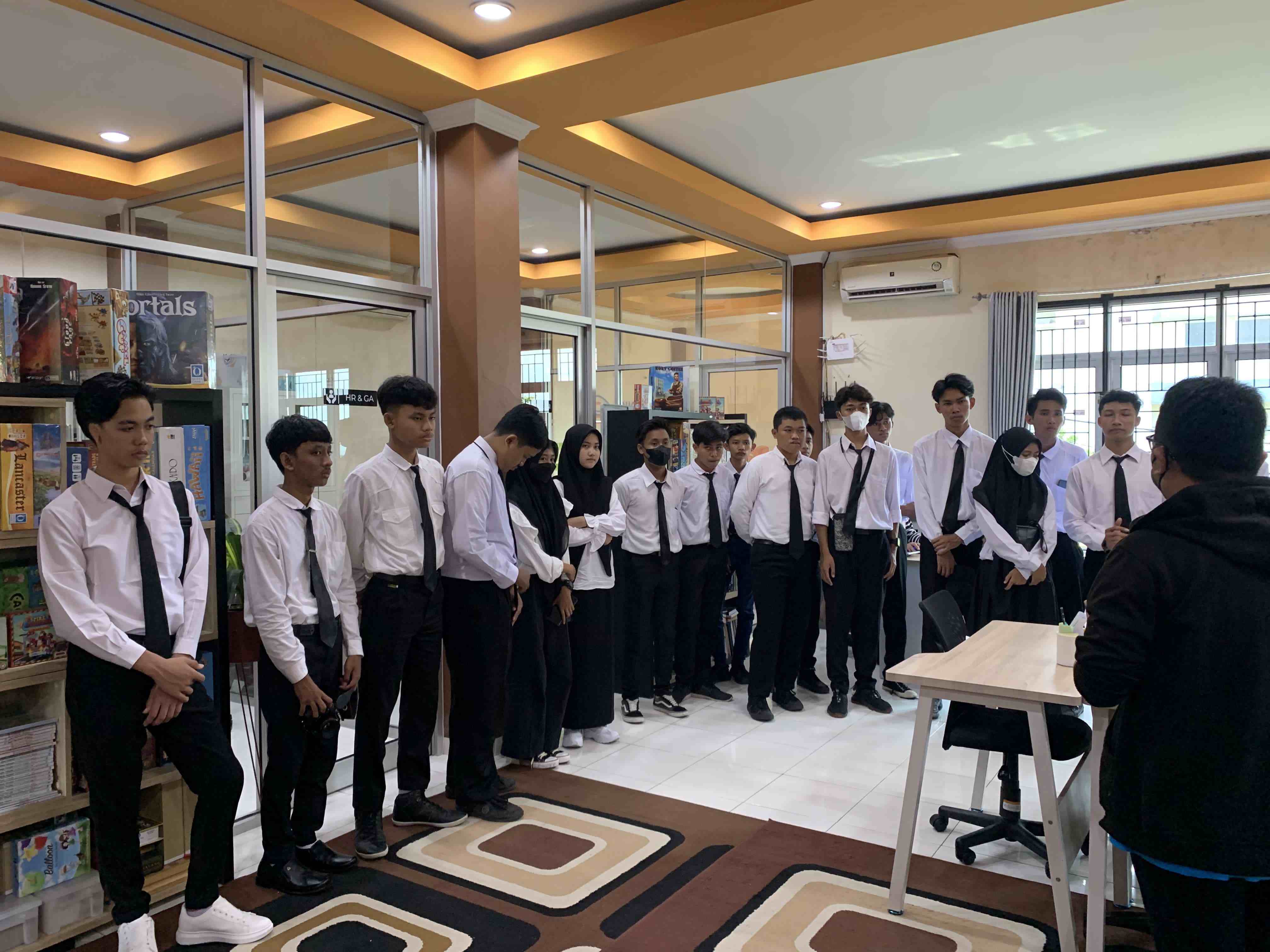 Melihat proses produksi langsung di Educa Studio